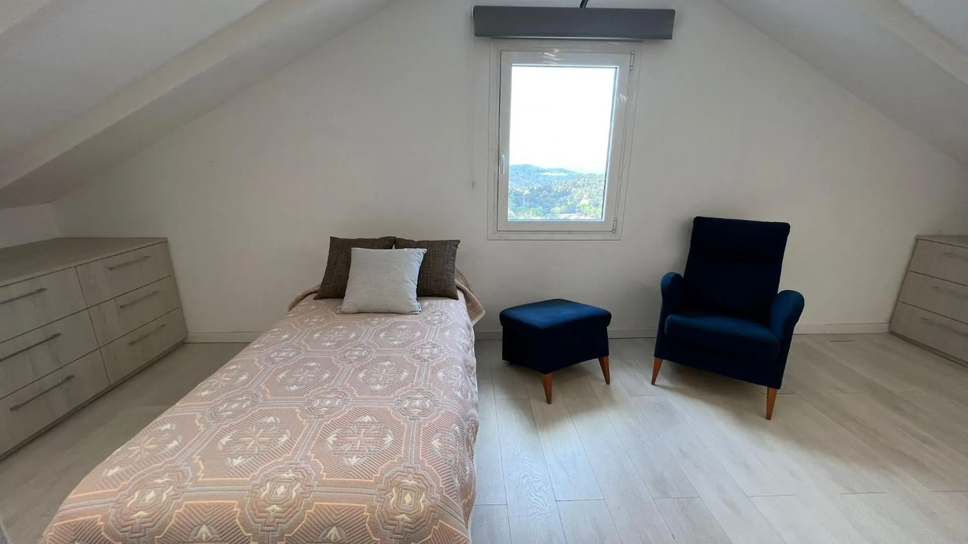 Aya House Hotel Barcelona 0*, La Floresta Pearson