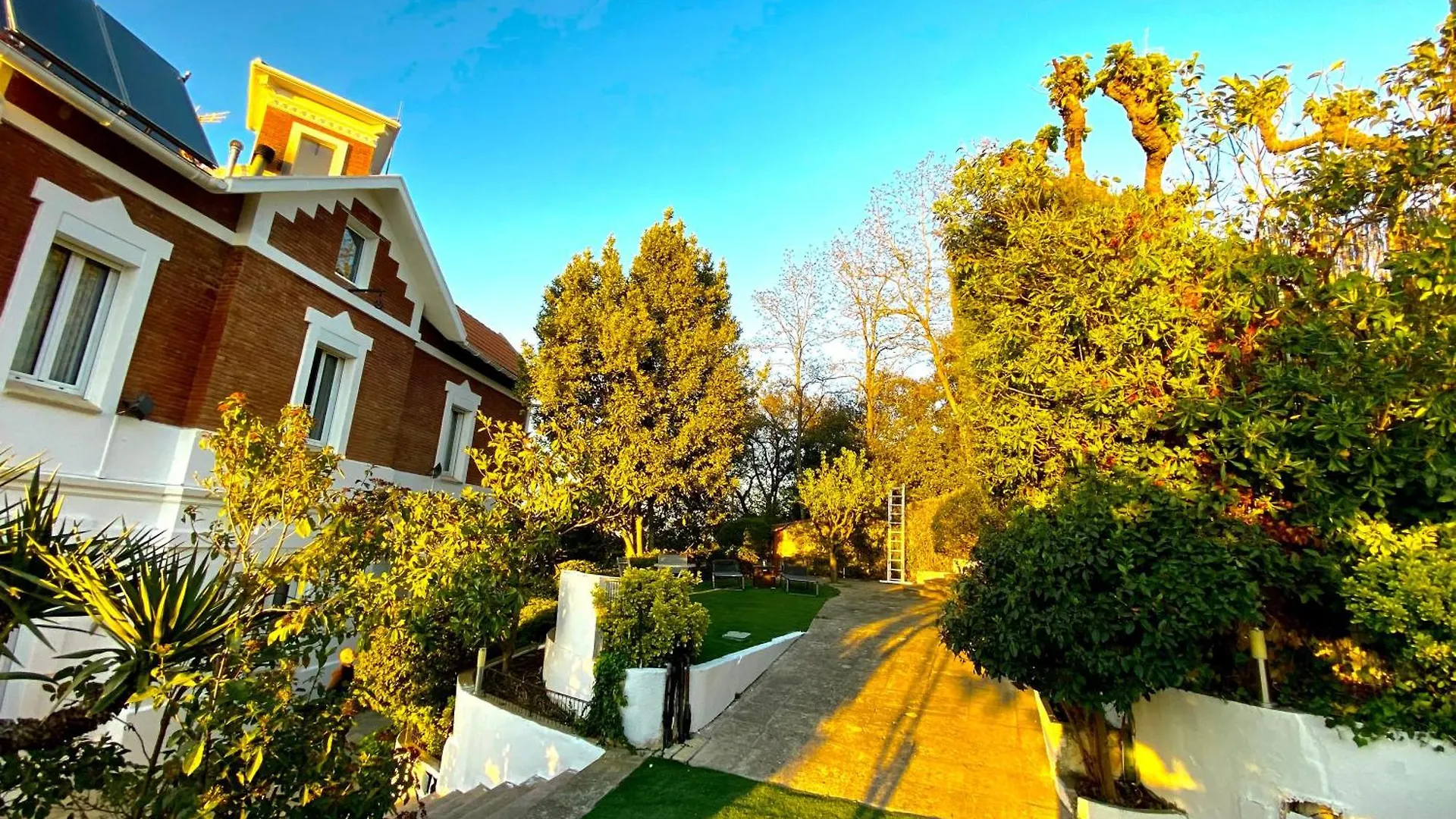 Aya House Hotel Barcelona Resort